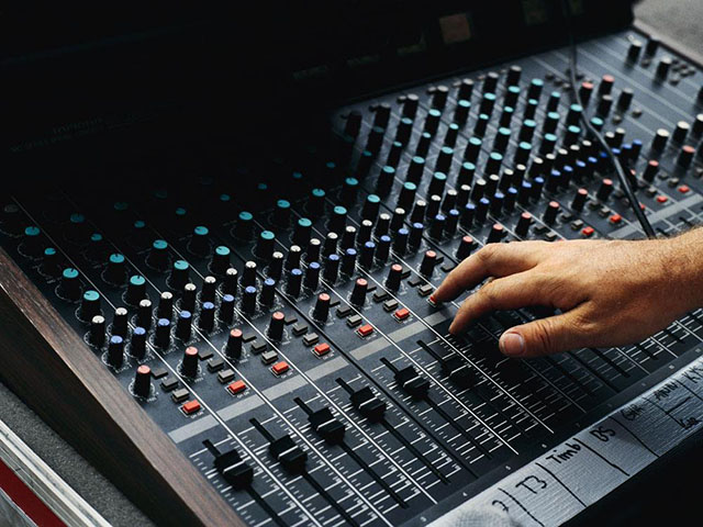 美國FM廣播信號持續(xù)猛增，AM電臺數(shù)再減