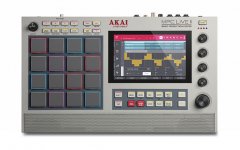 致敬經(jīng)典：AKAI 即將推出 MPC Live II Retro 限量版，采用經(jīng)典奶油白 MPC 配色